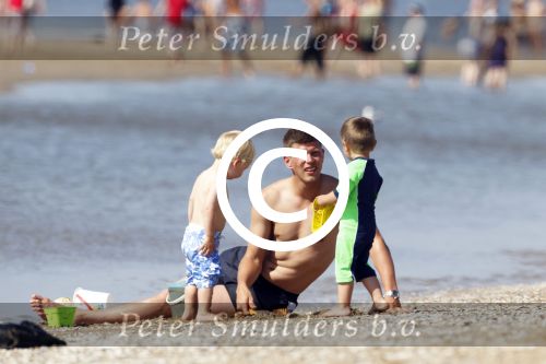 Noordwijk 27 juni 2011
Klaasjan Huntelaar zijn zwangere vrouw en zoon samen op het strand met Maarten Stekelenburg met zijn vrouw en zoon.
Peter Smulders bv
