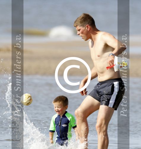Noordwijk 27 juni 2011
Klaasjan Huntelaar zijn zwangere vrouw en zoon samen op het strand met Maarten Stekelenburg met zijn vrouw en zoon.
Peter Smulders bv