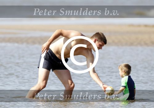 Noordwijk 27 juni 2011
Klaasjan Huntelaar zijn zwangere vrouw en zoon samen op het strand met Maarten Stekelenburg met zijn vrouw en zoon.
Peter Smulders bv
