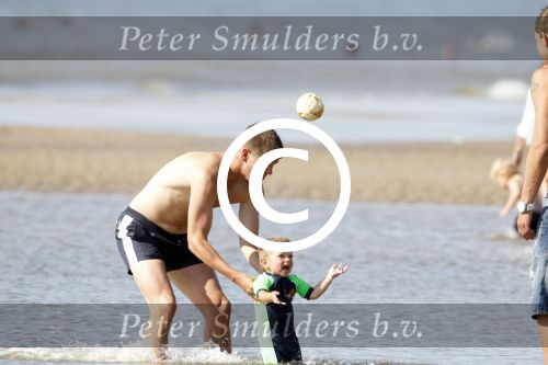 Noordwijk 27 juni 2011
Klaasjan Huntelaar zijn zwangere vrouw en zoon samen op het strand met Maarten Stekelenburg met zijn vrouw en zoon.
Peter Smulders bv