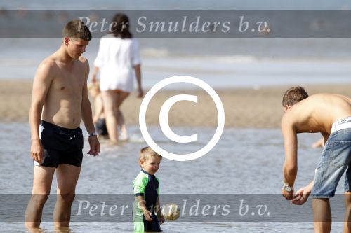 Noordwijk 27 juni 2011
Klaasjan Huntelaar zijn zwangere vrouw en zoon samen op het strand met Maarten Stekelenburg met zijn vrouw en zoon.
Peter Smulders bv