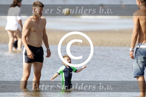 Noordwijk 27 juni 2011
Klaasjan Huntelaar zijn zwangere vrouw en zoon samen op het strand met Maarten Stekelenburg met zijn vrouw en zoon.
Peter Smulders bv