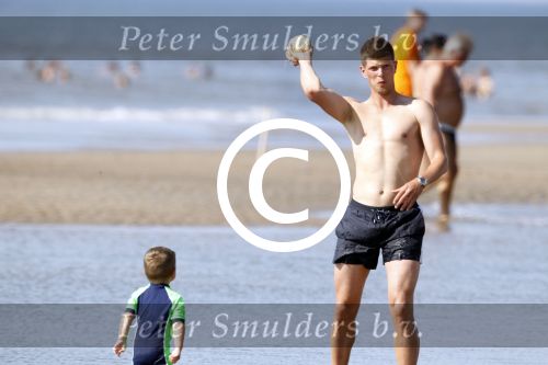 Noordwijk 27 juni 2011
Klaasjan Huntelaar zijn zwangere vrouw en zoon samen op het strand met Maarten Stekelenburg met zijn vrouw en zoon.
Peter Smulders bv
