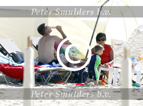 Noordwijk 27 juni 2011
Klaasjan Huntelaar zijn zwangere vrouw en zoon samen op het strand met Maarten Stekelenburg met zijn vrouw en zoon.
Peter Smulders bv