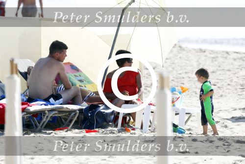 Noordwijk 27 juni 2011
Klaasjan Huntelaar zijn zwangere vrouw en zoon samen op het strand met Maarten Stekelenburg met zijn vrouw en zoon.
Peter Smulders bv