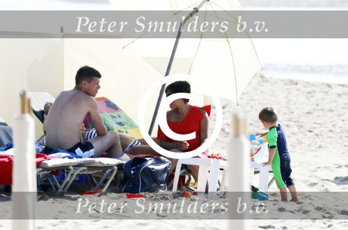 Noordwijk 27 juni 2011
Klaasjan Huntelaar zijn zwangere vrouw en zoon samen op het strand met Maarten Stekelenburg met zijn vrouw en zoon.
Peter Smulders bv