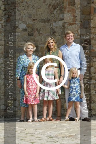 Italie, Toscane Tavernelle, 4 Juli 2011
Koninklijke Familie met Prins Willem Alexander, Prinses Maxima, Koningin Beatrix en de kinderen Prinses Amalia, Prinses Alexia en Prinses Arinae bij het jaarlijkse fotouurtje.
Foto Peter Smulders BV