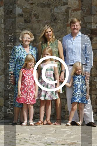 Italie, Toscane Tavernelle, 4 Juli 2011
Koninklijke Familie met Prins Willem Alexander, Prinses Maxima, Koningin Beatrix en de kinderen Prinses Amalia, Prinses Alexia en Prinses Arinae bij het jaarlijkse fotouurtje.
Foto Peter Smulders BV