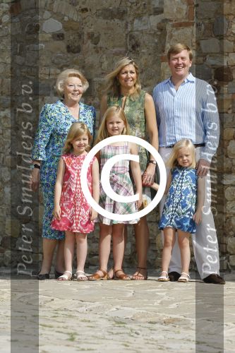 Italie, Toscane Tavernelle, 4 Juli 2011
Koninklijke Familie met Prins Willem Alexander, Prinses Maxima, Koningin Beatrix en de kinderen Prinses Amalia, Prinses Alexia en Prinses Arinae bij het jaarlijkse fotouurtje.
Foto Peter Smulders BV