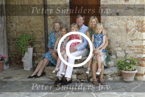 Italie, Toscane Tavernelle, 4 Juli 2011
Koninklijke Familie met Prins Willem Alexander, Prinses Maxima, Koningin Beatrix en de kinderen Prinses Amalia, Prinses Alexia en Prinses Arinae bij het jaarlijkse fotouurtje.
Foto Peter Smulders BV