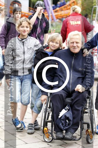 Biddinghuizen 22 juni 2011
Bn ers in Walibi flevohof. Koos en Joke Alberts met 2 klein zonen en een vriendje(blauwe jas)
Peter Smulders bv