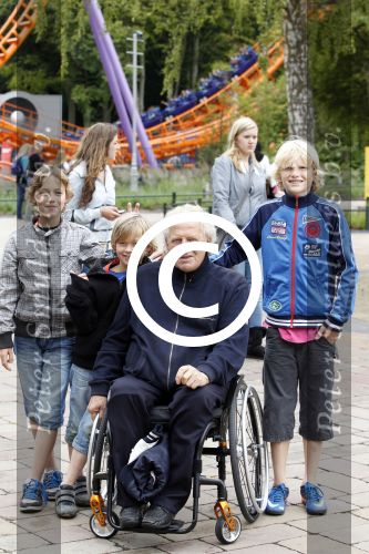 Biddinghuizen 22 juni 2011
Bn ers in Walibi flevohof. Koos en Joke Alberts met 2 klein zonen en een vriendje(blauwe jas)
Peter Smulders bv