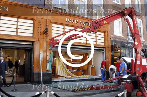 Amsterdam 30 juni 2011
Ramkraak bij de Louis Vuitton winkele op de pc hooftstraat. Het Pand is van Ronny Rosenbaum en hij kwam samen met zijn vriendin kijken.
Peter Smulders bv