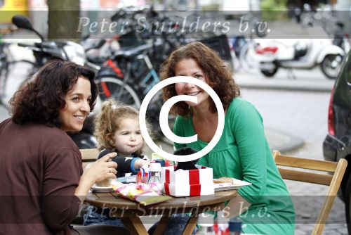 Amsterdam 30 juni 2011
Maaike Widdershoven met dochetr en vriendin op terras.
Peter Smulders bv