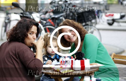 Amsterdam 30 juni 2011
Maaike Widdershoven met dochetr en vriendin op terras.
Peter Smulders bv
