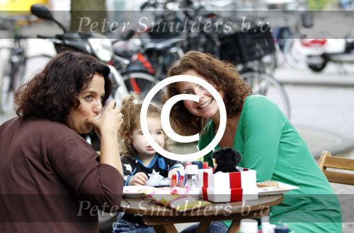 Amsterdam 30 juni 2011
Maaike Widdershoven met dochetr en vriendin op terras.
Peter Smulders bv