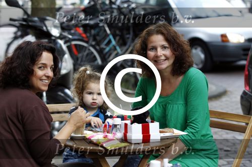Amsterdam 30 juni 2011
Maaike Widdershoven met dochetr en vriendin op terras.
Peter Smulders bv
