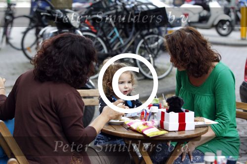 Amsterdam 30 juni 2011
Maaike Widdershoven met dochetr en vriendin op terras.
Peter Smulders bv