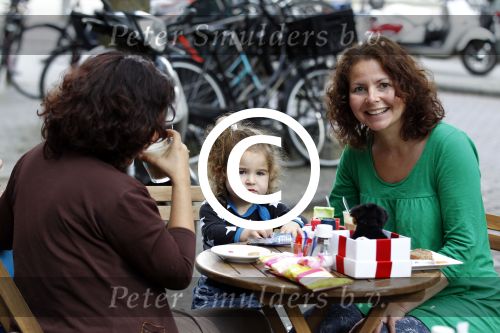 Amsterdam 30 juni 2011
Maaike Widdershoven met dochetr en vriendin op terras.
Peter Smulders bv
