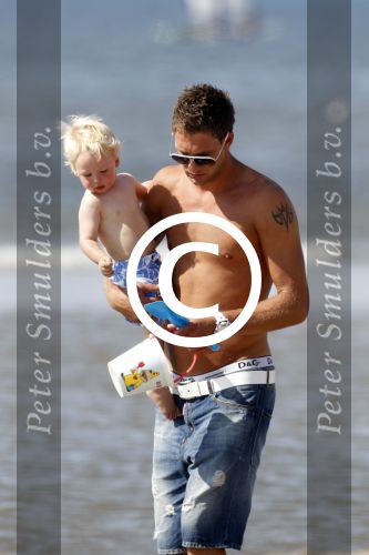 Noordwijk 27 juni 2011
Klaasjan Huntelaar zijn zwangere vrouw en zoon samen op het strand met Maarten Stekelenburg met zijn vrouw en zoon.
Peter Smulders bv