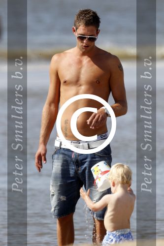Noordwijk 27 juni 2011
Klaasjan Huntelaar zijn zwangere vrouw en zoon samen op het strand met Maarten Stekelenburg met zijn vrouw en zoon.
Peter Smulders bv