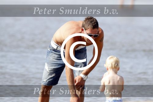Noordwijk 27 juni 2011
Klaasjan Huntelaar zijn zwangere vrouw en zoon samen op het strand met Maarten Stekelenburg met zijn vrouw en zoon.
Peter Smulders bv