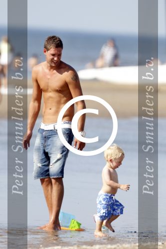 Noordwijk 27 juni 2011
Klaasjan Huntelaar zijn zwangere vrouw en zoon samen op het strand met Maarten Stekelenburg met zijn vrouw en zoon.
Peter Smulders bv