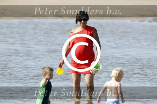 Noordwijk 27 juni 2011
Klaasjan Huntelaar zijn zwangere vrouw en zoon samen op het strand met Maarten Stekelenburg met zijn vrouw en zoon. Maddy en Seb Huntelaar
Peter Smulders bv