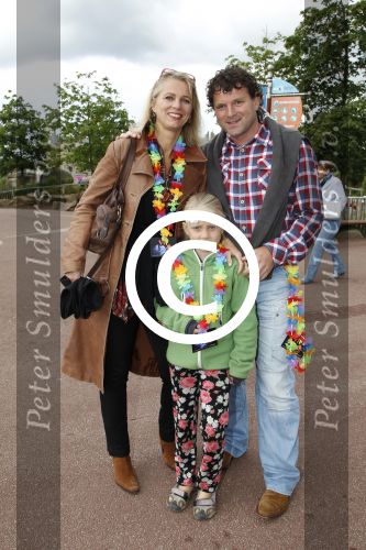 Harderwijk, 2 Juli 2011
Dolfinarium premiere Spetter en het magisch avontuur
Mary-Lou Steenis met haar man en dochter
Foto Peter Smulders BV