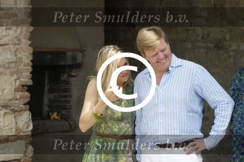 Italie, Toscane Tavernelle, 4 Juli 2011
Koninklijke Familie met Prins Willem Alexander, Prinses Maxima, Koningin Beatrix en de kinderen Prinses Amalia, Prinses Alexia en Prinses Arinae bij het jaarlijkse fotouurtje.
Foto Peter Smulders BV