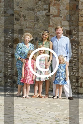 Italie, Toscane Tavernelle, 4 Juli 2011
Koninklijke Familie met Prins Willem Alexander, Prinses Maxima, Koningin Beatrix en de kinderen Prinses Amalia, Prinses Alexia en Prinses Arinae bij het jaarlijkse fotouurtje.
Foto Peter Smulders BV