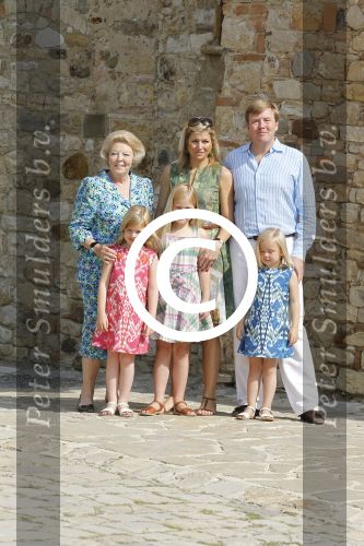 Italie, Toscane Tavernelle, 4 Juli 2011
Koninklijke Familie met Prins Willem Alexander, Prinses Maxima, Koningin Beatrix en de kinderen Prinses Amalia, Prinses Alexia en Prinses Arinae bij het jaarlijkse fotouurtje.
Foto Peter Smulders BV
