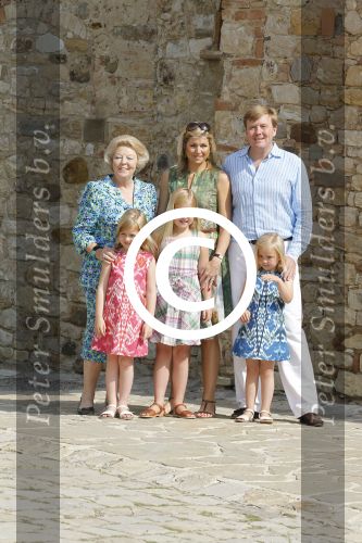 Italie, Toscane Tavernelle, 4 Juli 2011
Koninklijke Familie met Prins Willem Alexander, Prinses Maxima, Koningin Beatrix en de kinderen Prinses Amalia, Prinses Alexia en Prinses Arinae bij het jaarlijkse fotouurtje.
Foto Peter Smulders BV
