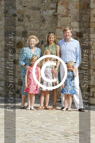 Italie, Toscane Tavernelle, 4 Juli 2011
Koninklijke Familie met Prins Willem Alexander, Prinses Maxima, Koningin Beatrix en de kinderen Prinses Amalia, Prinses Alexia en Prinses Arinae bij het jaarlijkse fotouurtje.
Foto Peter Smulders BV