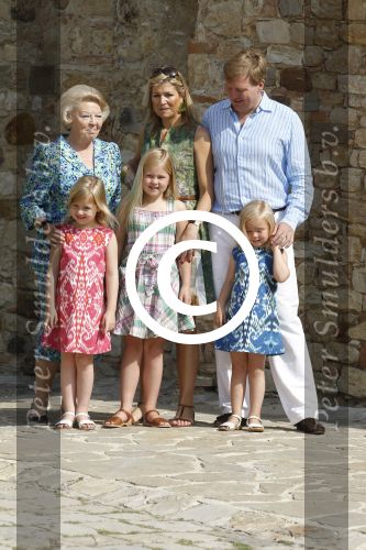 Italie, Toscane Tavernelle, 4 Juli 2011
Koninklijke Familie met Prins Willem Alexander, Prinses Maxima, Koningin Beatrix en de kinderen Prinses Amalia, Prinses Alexia en Prinses Arinae bij het jaarlijkse fotouurtje.
Foto Peter Smulders BV