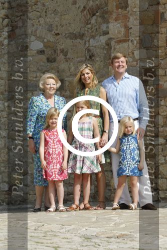 Italie, Toscane Tavernelle, 4 Juli 2011
Koninklijke Familie met Prins Willem Alexander, Prinses Maxima, Koningin Beatrix en de kinderen Prinses Amalia, Prinses Alexia en Prinses Arinae bij het jaarlijkse fotouurtje.
Foto Peter Smulders BV