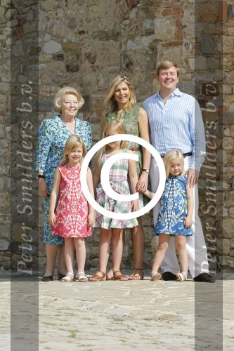 Italie, Toscane Tavernelle, 4 Juli 2011
Koninklijke Familie met Prins Willem Alexander, Prinses Maxima, Koningin Beatrix en de kinderen Prinses Amalia, Prinses Alexia en Prinses Arinae bij het jaarlijkse fotouurtje.
Foto Peter Smulders BV