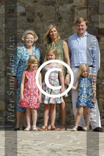 Italie, Toscane Tavernelle, 4 Juli 2011
Koninklijke Familie met Prins Willem Alexander, Prinses Maxima, Koningin Beatrix en de kinderen Prinses Amalia, Prinses Alexia en Prinses Arinae bij het jaarlijkse fotouurtje.
Foto Peter Smulders BV