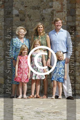 Italie, Toscane Tavernelle, 4 Juli 2011
Koninklijke Familie met Prins Willem Alexander, Prinses Maxima, Koningin Beatrix en de kinderen Prinses Amalia, Prinses Alexia en Prinses Arinae bij het jaarlijkse fotouurtje.
Foto Peter Smulders BV