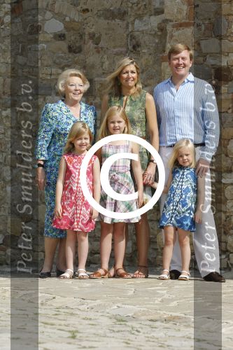 Italie, Toscane Tavernelle, 4 Juli 2011
Koninklijke Familie met Prins Willem Alexander, Prinses Maxima, Koningin Beatrix en de kinderen Prinses Amalia, Prinses Alexia en Prinses Arinae bij het jaarlijkse fotouurtje.
Foto Peter Smulders BV