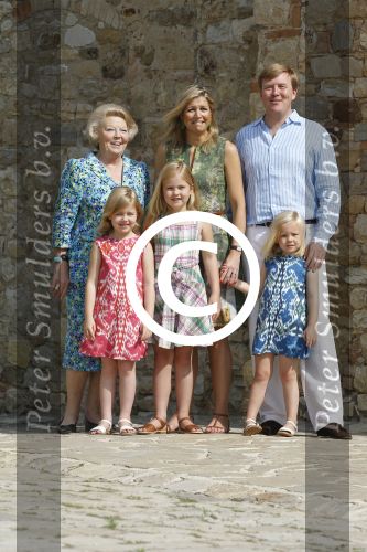 Italie, Toscane Tavernelle, 4 Juli 2011
Koninklijke Familie met Prins Willem Alexander, Prinses Maxima, Koningin Beatrix en de kinderen Prinses Amalia, Prinses Alexia en Prinses Arinae bij het jaarlijkse fotouurtje.
Foto Peter Smulders BV