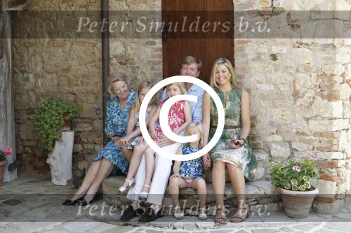Italie, Toscane Tavernelle, 4 Juli 2011
Koninklijke Familie met Prins Willem Alexander, Prinses Maxima, Koningin Beatrix en de kinderen Prinses Amalia, Prinses Alexia en Prinses Arinae bij het jaarlijkse fotouurtje.
Foto Peter Smulders BV