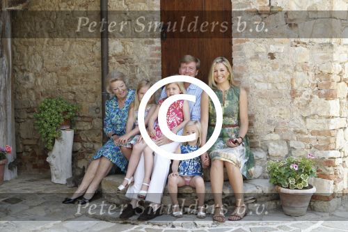 Italie, Toscane Tavernelle, 4 Juli 2011
Koninklijke Familie met Prins Willem Alexander, Prinses Maxima, Koningin Beatrix en de kinderen Prinses Amalia, Prinses Alexia en Prinses Arinae bij het jaarlijkse fotouurtje.
Foto Peter Smulders BV