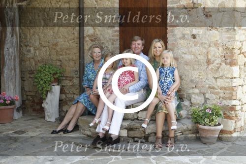 Italie, Toscane Tavernelle, 4 Juli 2011
Koninklijke Familie met Prins Willem Alexander, Prinses Maxima, Koningin Beatrix en de kinderen Prinses Amalia, Prinses Alexia en Prinses Arinae bij het jaarlijkse fotouurtje.
Foto Peter Smulders BV
