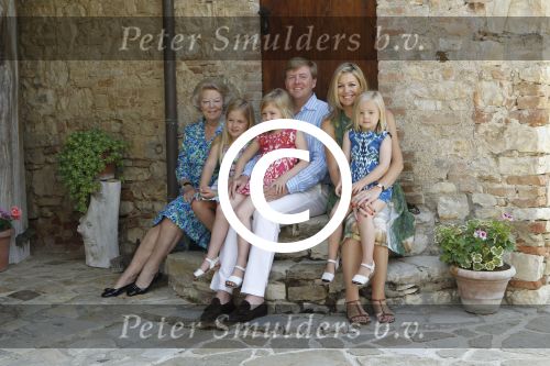 Italie, Toscane Tavernelle, 4 Juli 2011
Koninklijke Familie met Prins Willem Alexander, Prinses Maxima, Koningin Beatrix en de kinderen Prinses Amalia, Prinses Alexia en Prinses Arinae bij het jaarlijkse fotouurtje.
Foto Peter Smulders BV