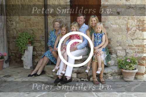 Italie, Toscane Tavernelle, 4 Juli 2011
Koninklijke Familie met Prins Willem Alexander, Prinses Maxima, Koningin Beatrix en de kinderen Prinses Amalia, Prinses Alexia en Prinses Arinae bij het jaarlijkse fotouurtje.
Foto Peter Smulders BV
