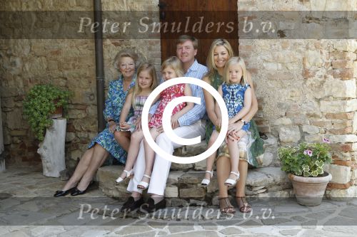 Italie, Toscane Tavernelle, 4 Juli 2011
Koninklijke Familie met Prins Willem Alexander, Prinses Maxima, Koningin Beatrix en de kinderen Prinses Amalia, Prinses Alexia en Prinses Arinae bij het jaarlijkse fotouurtje.
Foto Peter Smulders BV