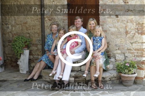 Italie, Toscane Tavernelle, 4 Juli 2011
Koninklijke Familie met Prins Willem Alexander, Prinses Maxima, Koningin Beatrix en de kinderen Prinses Amalia, Prinses Alexia en Prinses Arinae bij het jaarlijkse fotouurtje.
Foto Peter Smulders BV