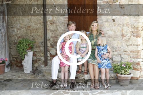Italie, Toscane Tavernelle, 4 Juli 2011
Koninklijke Familie met Prins Willem Alexander, Prinses Maxima, Koningin Beatrix en de kinderen Prinses Amalia, Prinses Alexia en Prinses Arinae bij het jaarlijkse fotouurtje.
Foto Peter Smulders BV