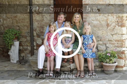 Italie, Toscane Tavernelle, 4 Juli 2011
Koninklijke Familie met Prins Willem Alexander, Prinses Maxima, Koningin Beatrix en de kinderen Prinses Amalia, Prinses Alexia en Prinses Arinae bij het jaarlijkse fotouurtje.
Foto Peter Smulders BV